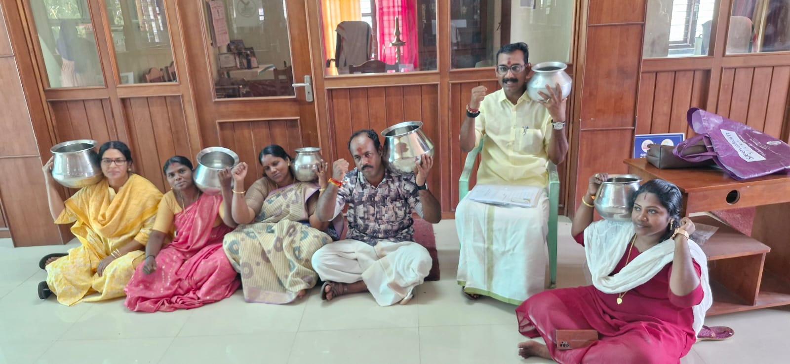 മുളക്കുഴ പഞ്ചായത്തിൽ കുടിവെള്ള ക്ഷാമം: ബിജെപി ജനപ്രതിനിധികൾ യോഗം ബഹിഷ്കരിച്ച് പഞ്ചായത്ത് പ്രസിഡൻ്റിന്റെ ഓഫീസിന് മുന്നിൽ കുത്തിയിരിപ്പ് സമരം നടത്തി